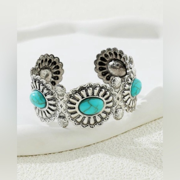 Gorgeous Navajo Turquoise Cuff Bracelet - Picture 2 of 5